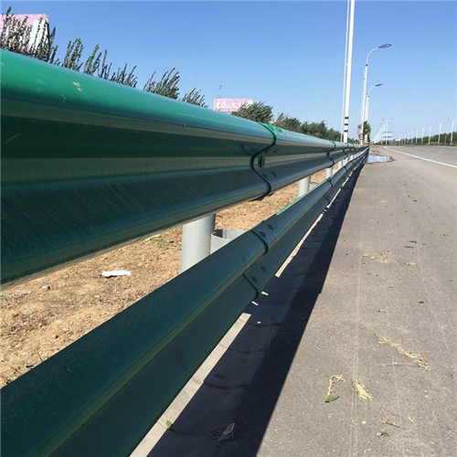 公路上面的綠色護欄有什么作用？